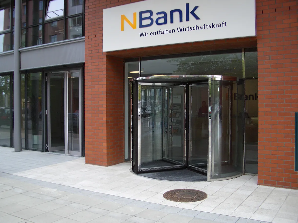 Automatische Karusselltür bei der NBank von Boetker Portaltechnik