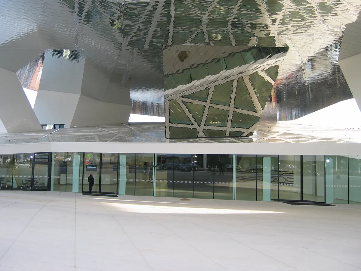 Automatische Schiebetür-Glaskonstruktion im Porsche Museum von Boetker Portaltechnik