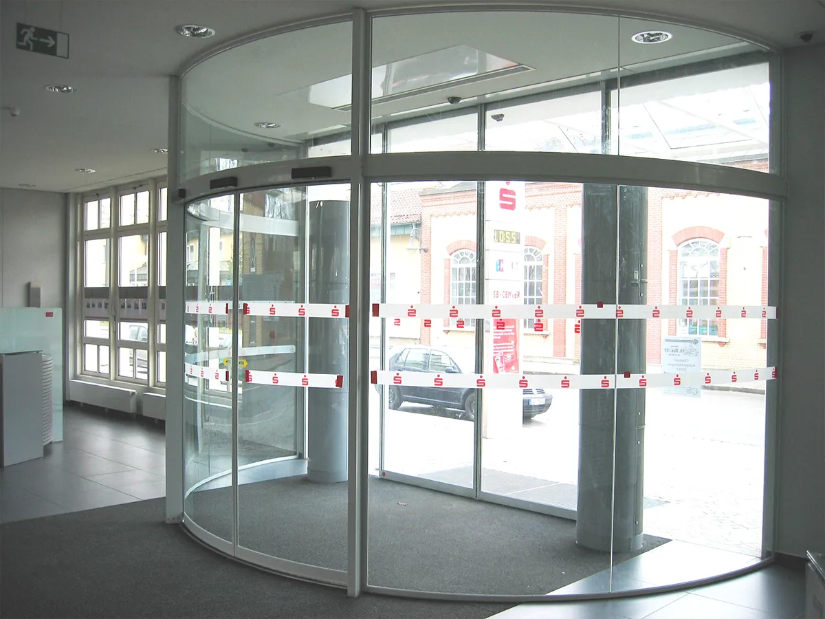 Automatische Schiebetür bei einer Sparkasse von Boetker Portaltechnik