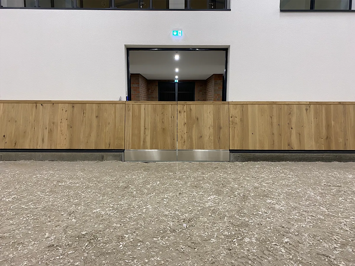 Automatisches Bandentor in einer Reithalle in den Niederlanden - Geschlossen