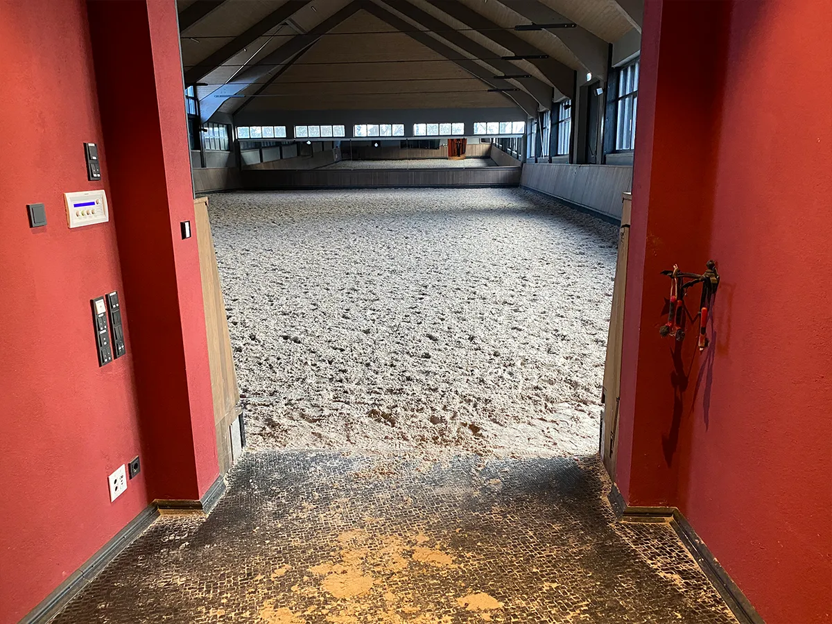Automatisches Bandentor in der Reithalle Riedmühle - Geöffnet