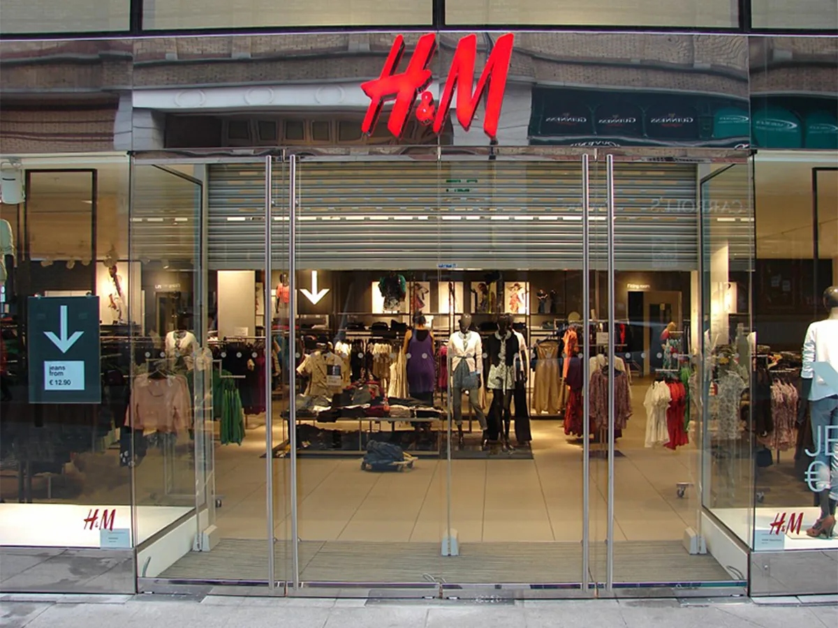 Automatische Drehtür bei H&M in Dublin von Boetker Portaltechnik